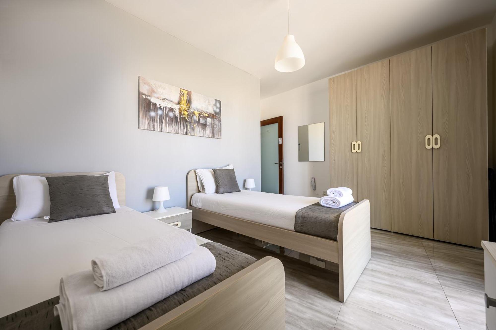F11 Room 3, Private Room Two Single Beds Shared Bathroom In Shared Flat مسيدا المظهر الخارجي الصورة